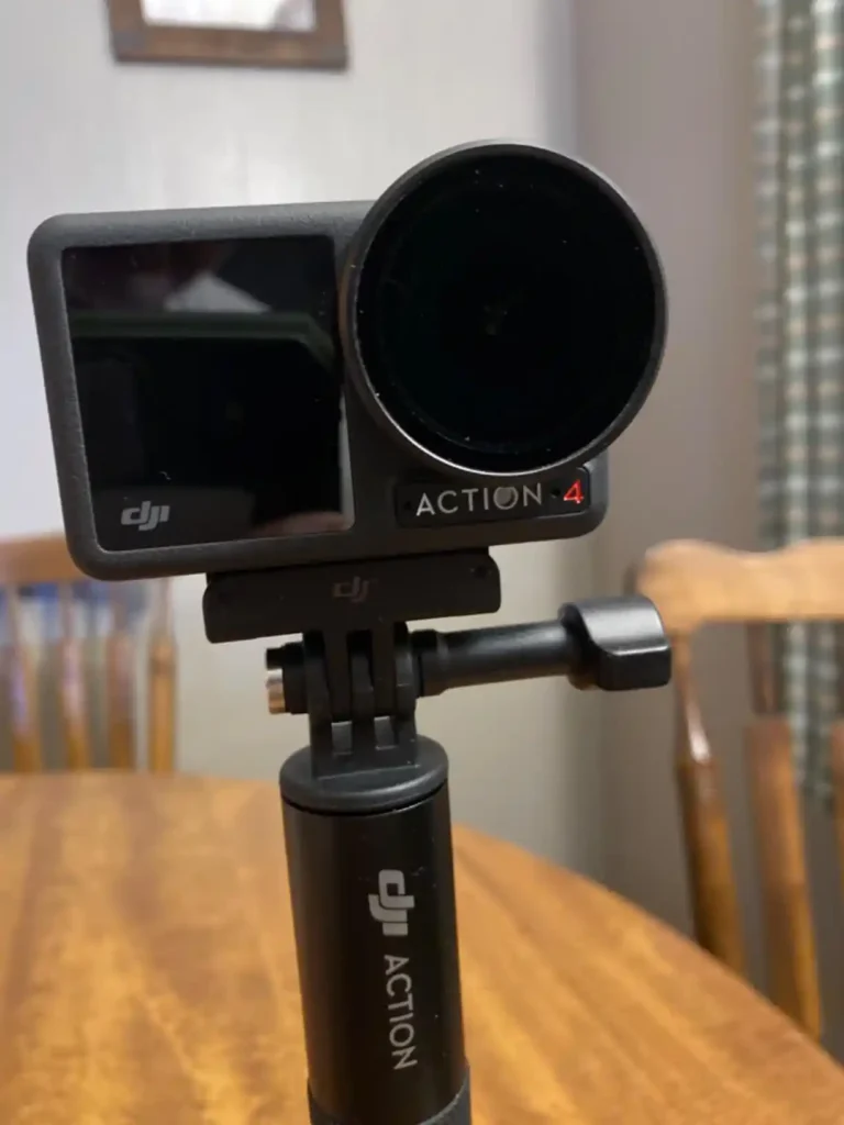 Primer plano de la DJI Osmo Action 5 Pro destacando su diseño robusto y pantalla táctil doble.