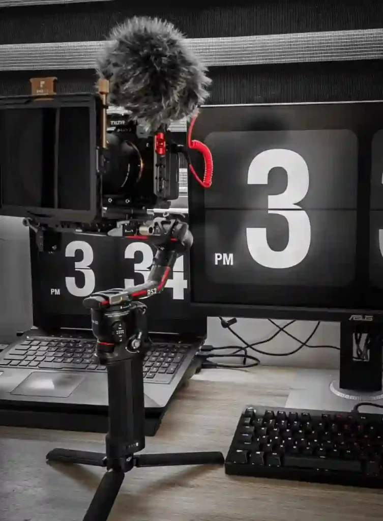 Imagen del DJI RS 4 estabilizando una DSLR, ideal para grabaciones profesionales de alta calidad.