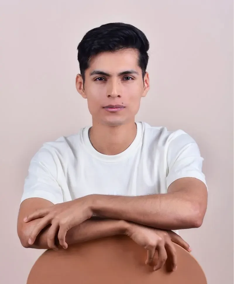 Foto profesional de DilmerLoayza19 trabajando en un proyecto tecnológico, reflejando su liderazgo en la industria.