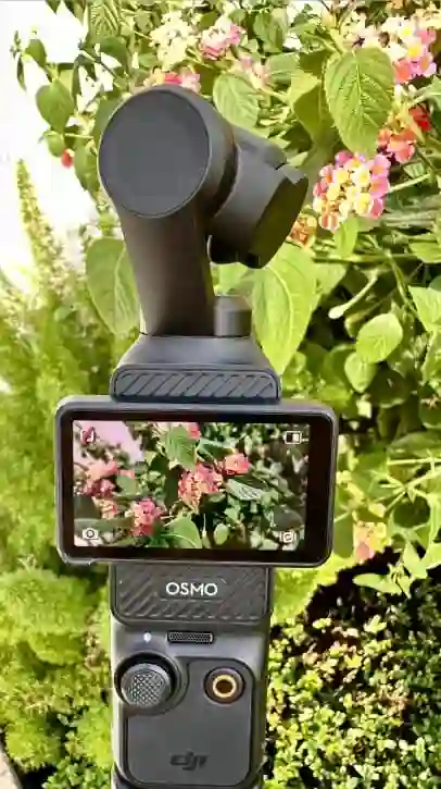 Cámara DJI Osmo Pocket 3 sobre una mesa, destacando su versatilidad para principiantes y expertos en creación de contenido.