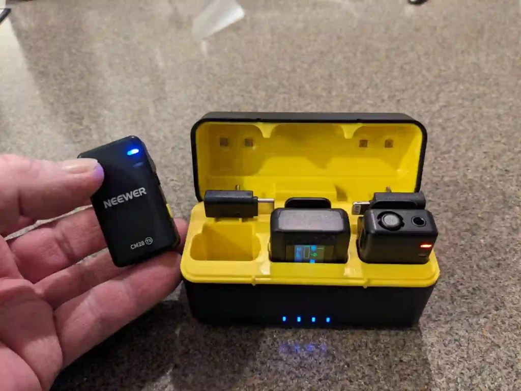 Primer plano del Neewer CM28 destacando sus características de conectividad y control de volumen.