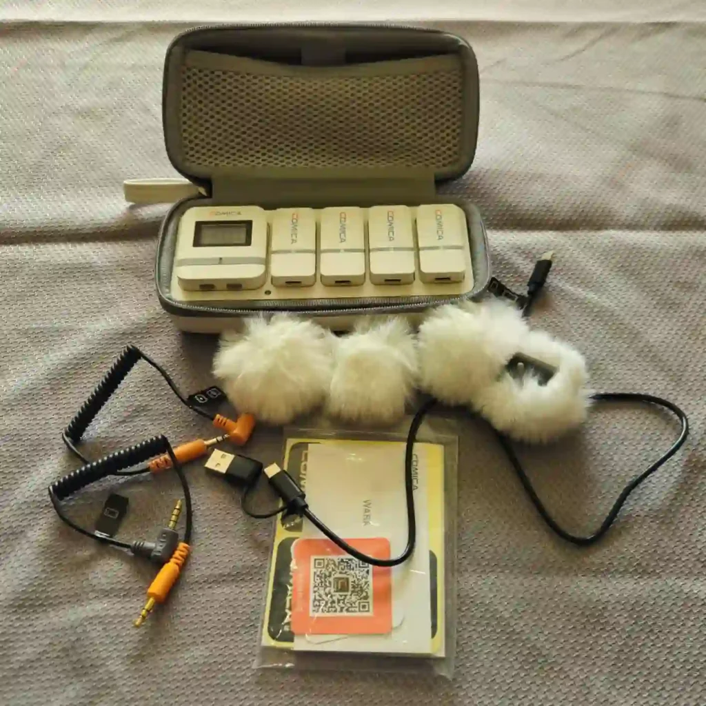 El micrófono COMICA Vimo Q en uso al aire libre, mostrando su portabilidad y diseño compacto.