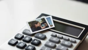 Interfaz de una aplicación de calculadora que permite ocultar fotos privadas, mostrando opciones de seguridad y acceso.