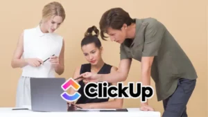 Panel de ClickUp con logo de Forbes destacando su reconocimiento como la herramienta de gestión de proyectos más destacada.
